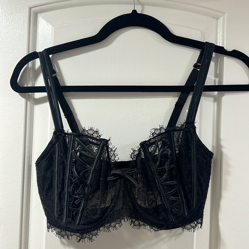 Black lace Victorias Secret bra 34DDD